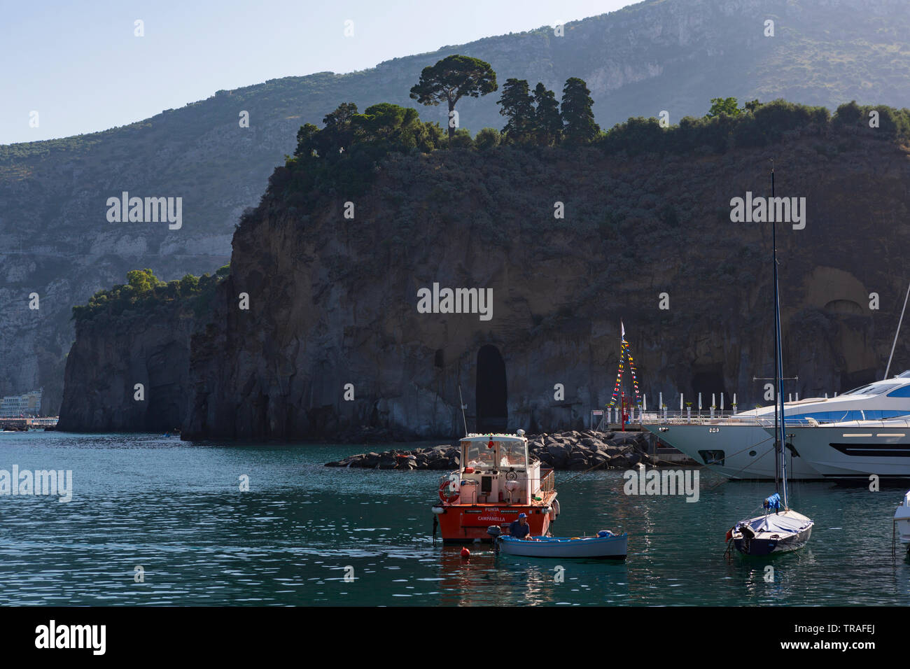 Los pescadores de la Bahía de Nápoles, en el sur de Italia. Foto de stock