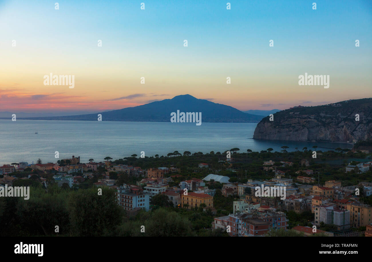 Sorrento, una ciudad con vistas a la bahía de Nápoles, en el sur de Italia. El Monte Vesubio en el fondo. Foto de stock