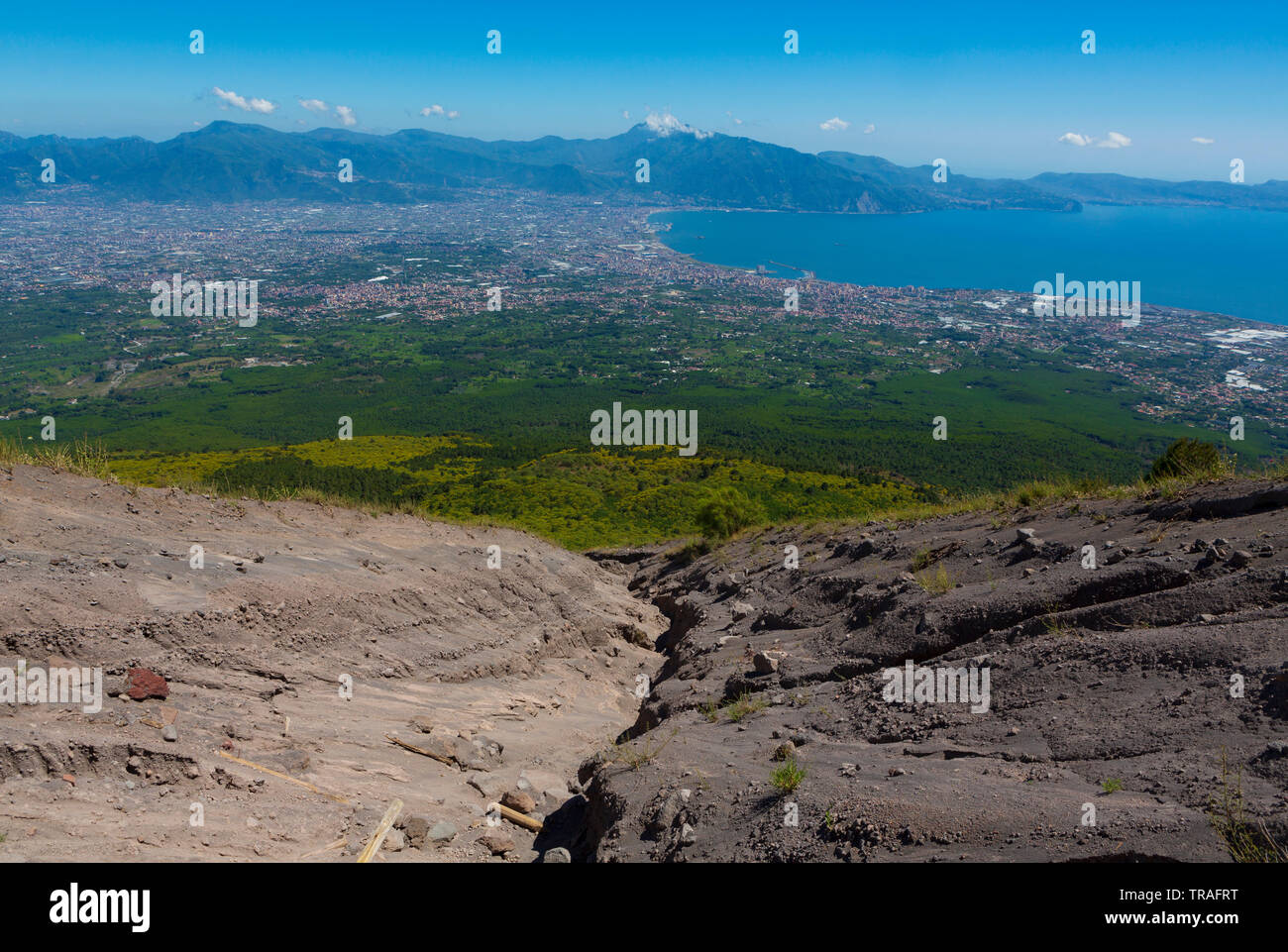 La vista desde la cima del Monte Vesubio domina las ciudades a lo largo de la Bahía de Nápoles, en el sur de Italia. Foto de stock