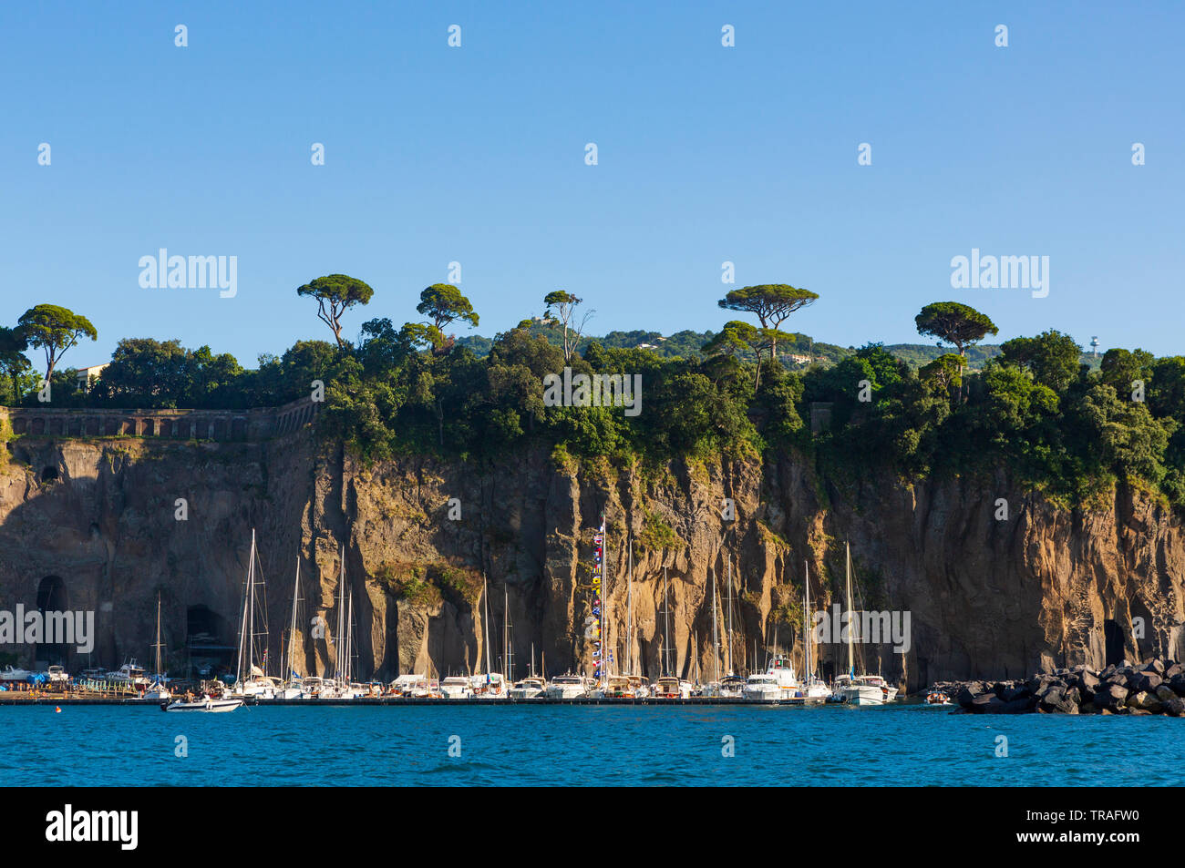 Sorrento, una ciudad con vistas a la bahía de Nápoles, en el sur de Italia. Foto de stock