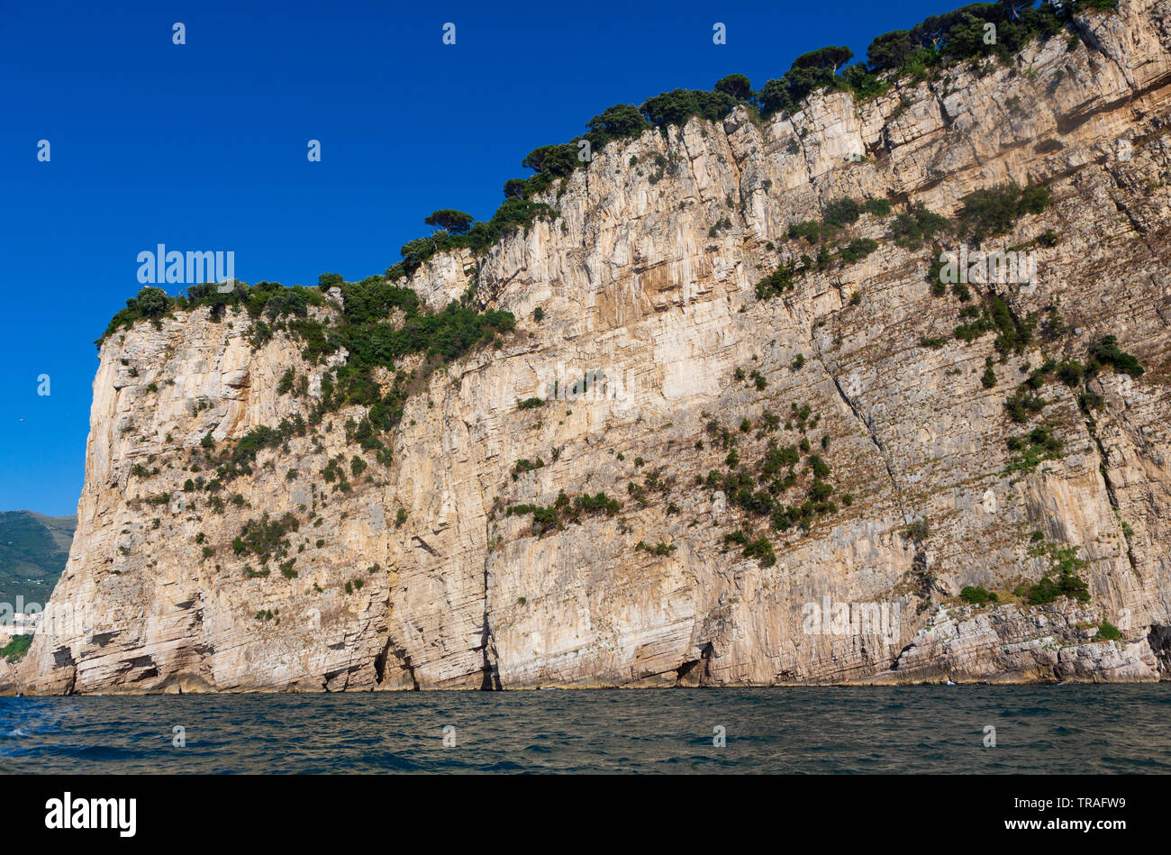 La costa de Amalfi en la Bahía de Nápoles, entre Nápoles y Sorrento, en el sur de Italia. Foto de stock