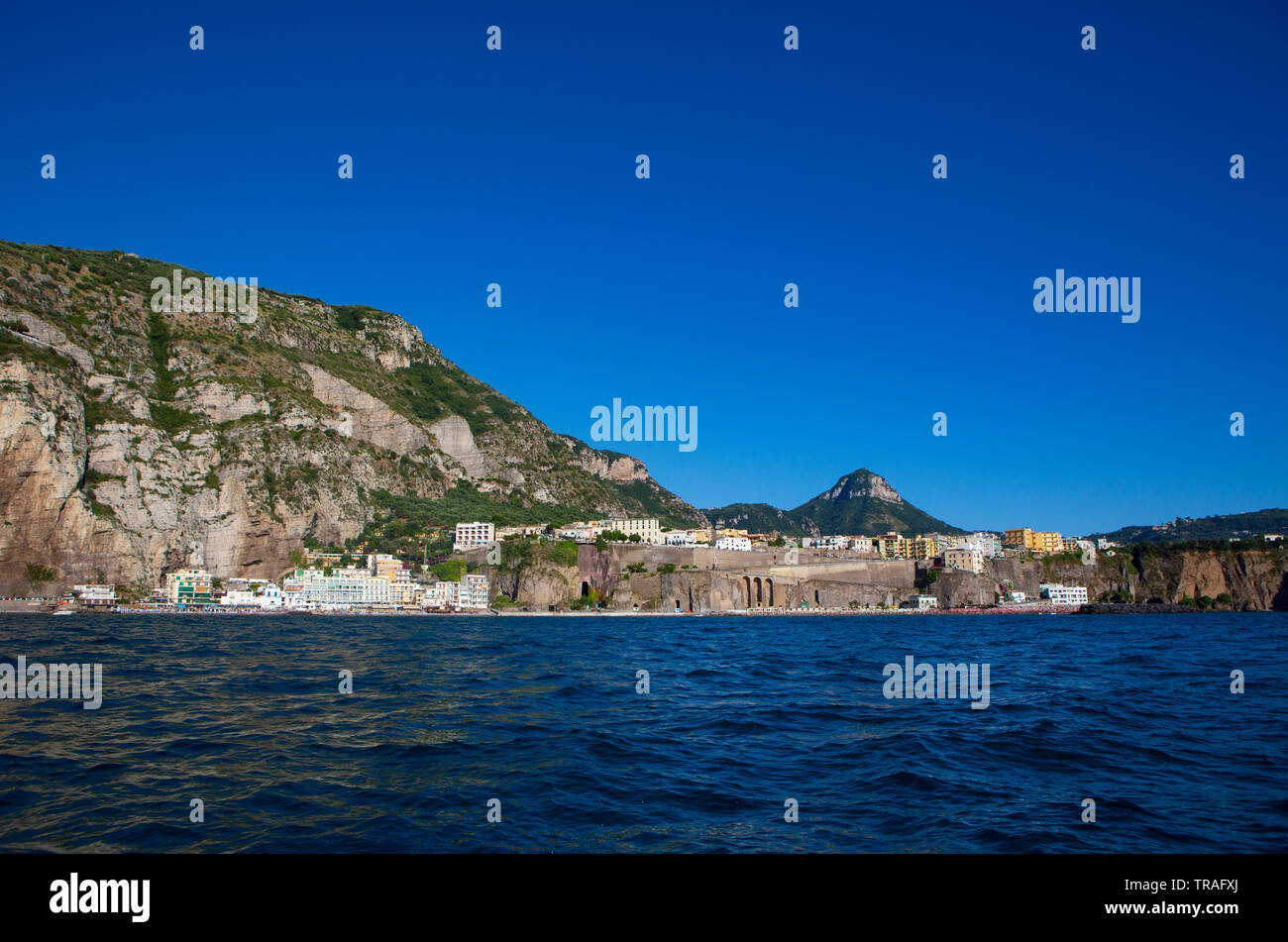 La costa de Amalfi en la Bahía de Nápoles, entre Nápoles y Sorrento, en el sur de Italia. Foto de stock