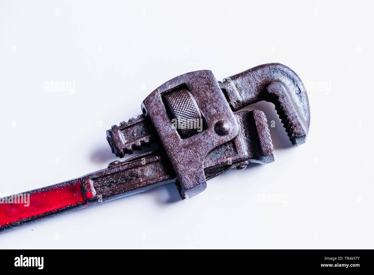 Primer plano de una llave de tubo oxidado herramienta Mano en fondo aislado Foto de stock