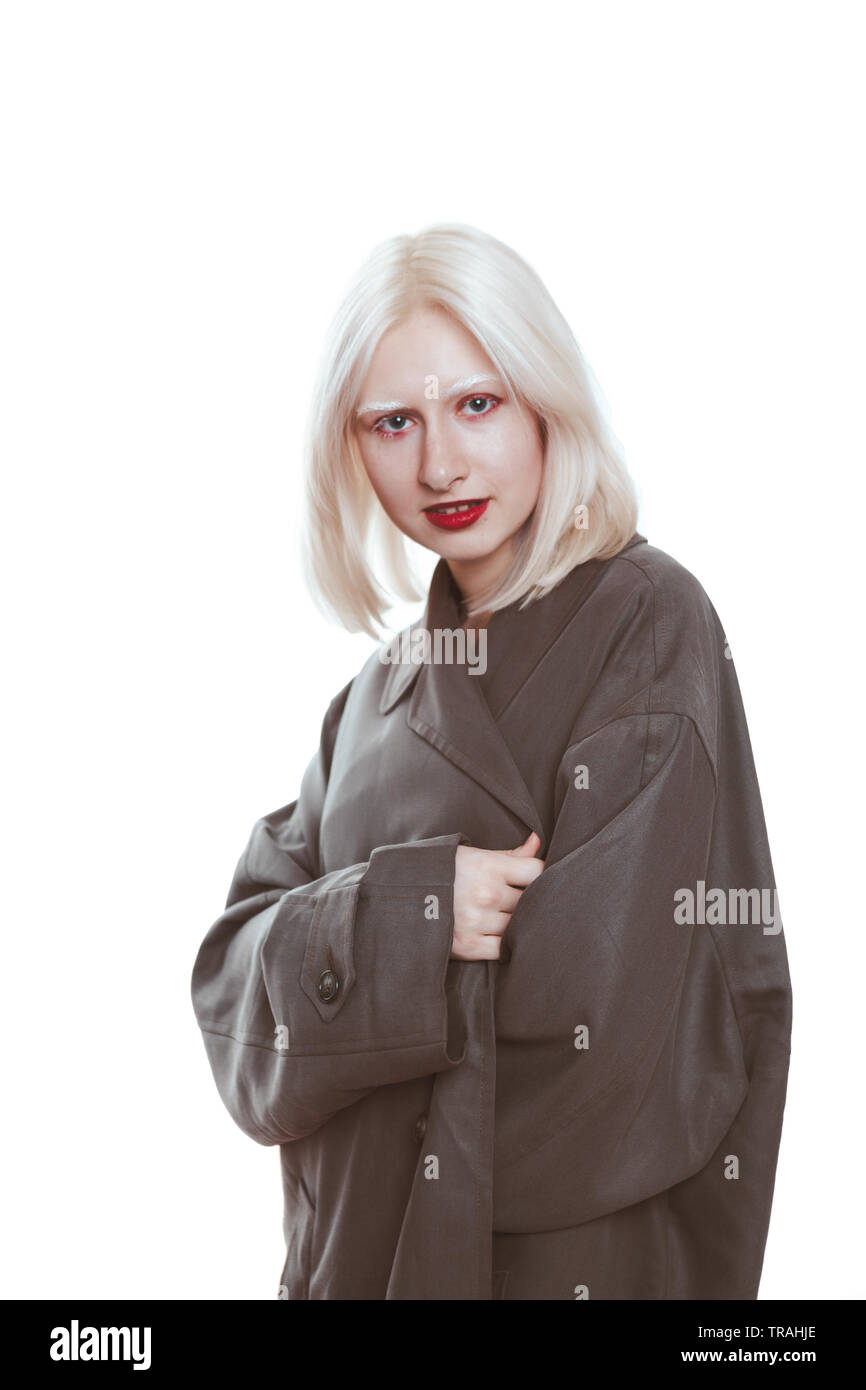 Retrato de una chica albina en un impermeable en el estudio Fotografía de  stock - Alamy