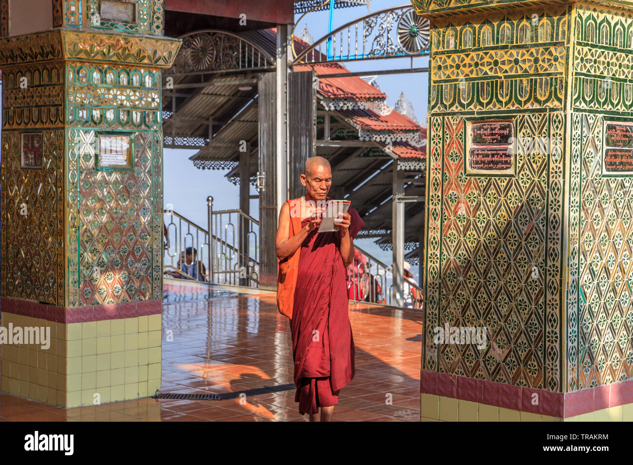 Un monje en su pagoda Taung, Mandalay Foto de stock