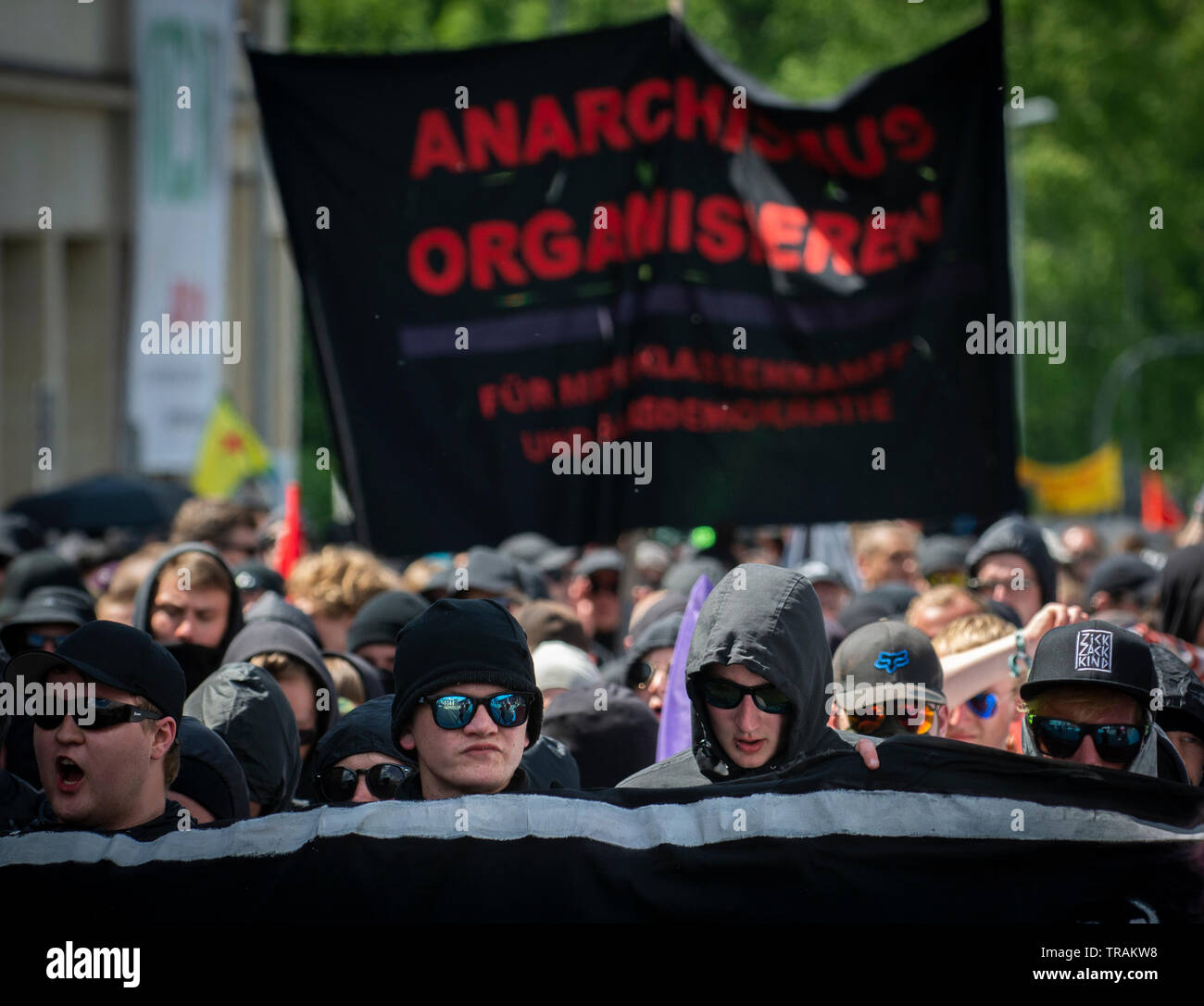 Bloque negro marcharon contra una manifestación de extrema derecha en Chemnitz, Alemania. Foto de stock