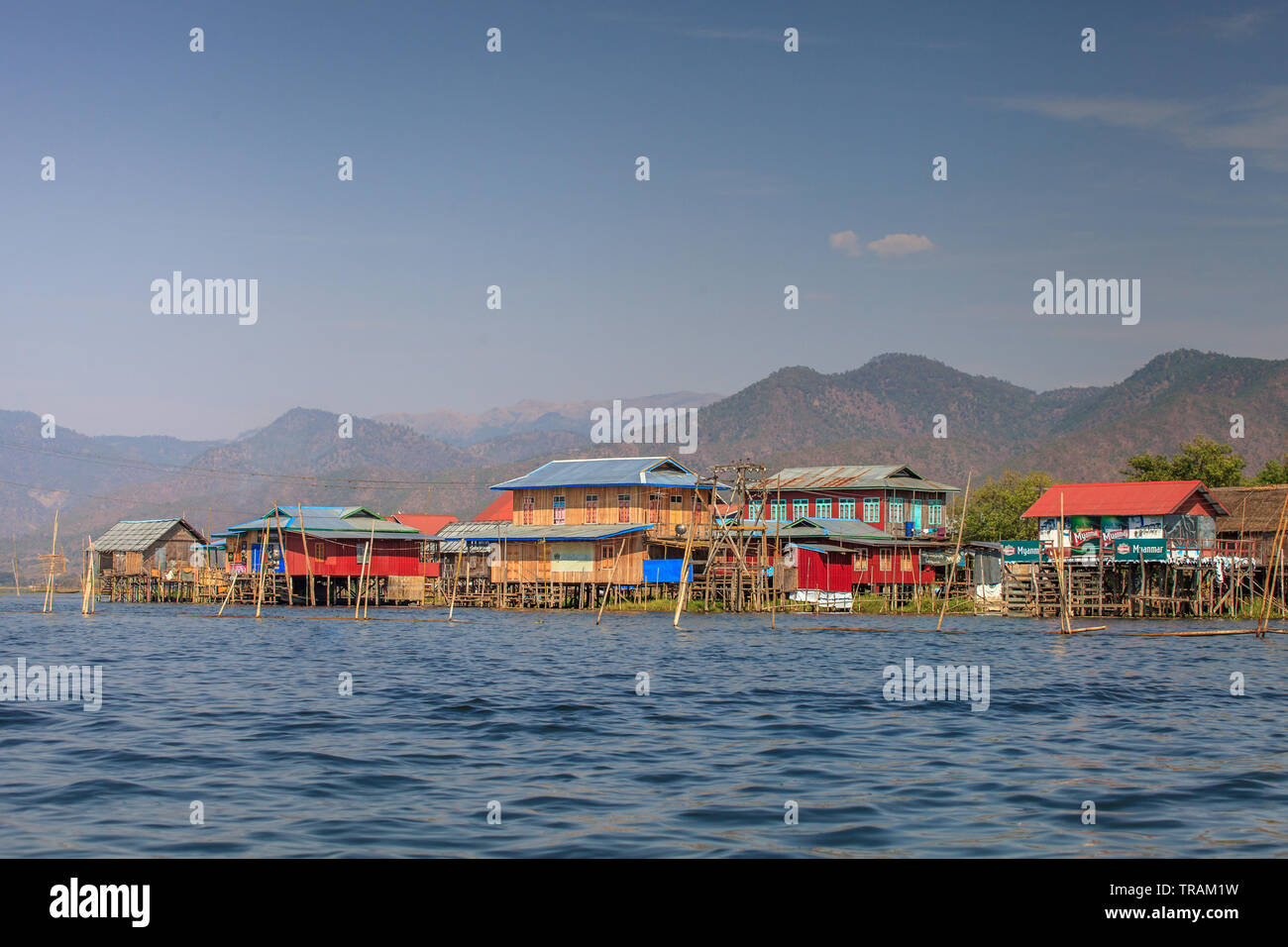 Pueblo flotante en el Lago Inle, Myanmar Foto de stock