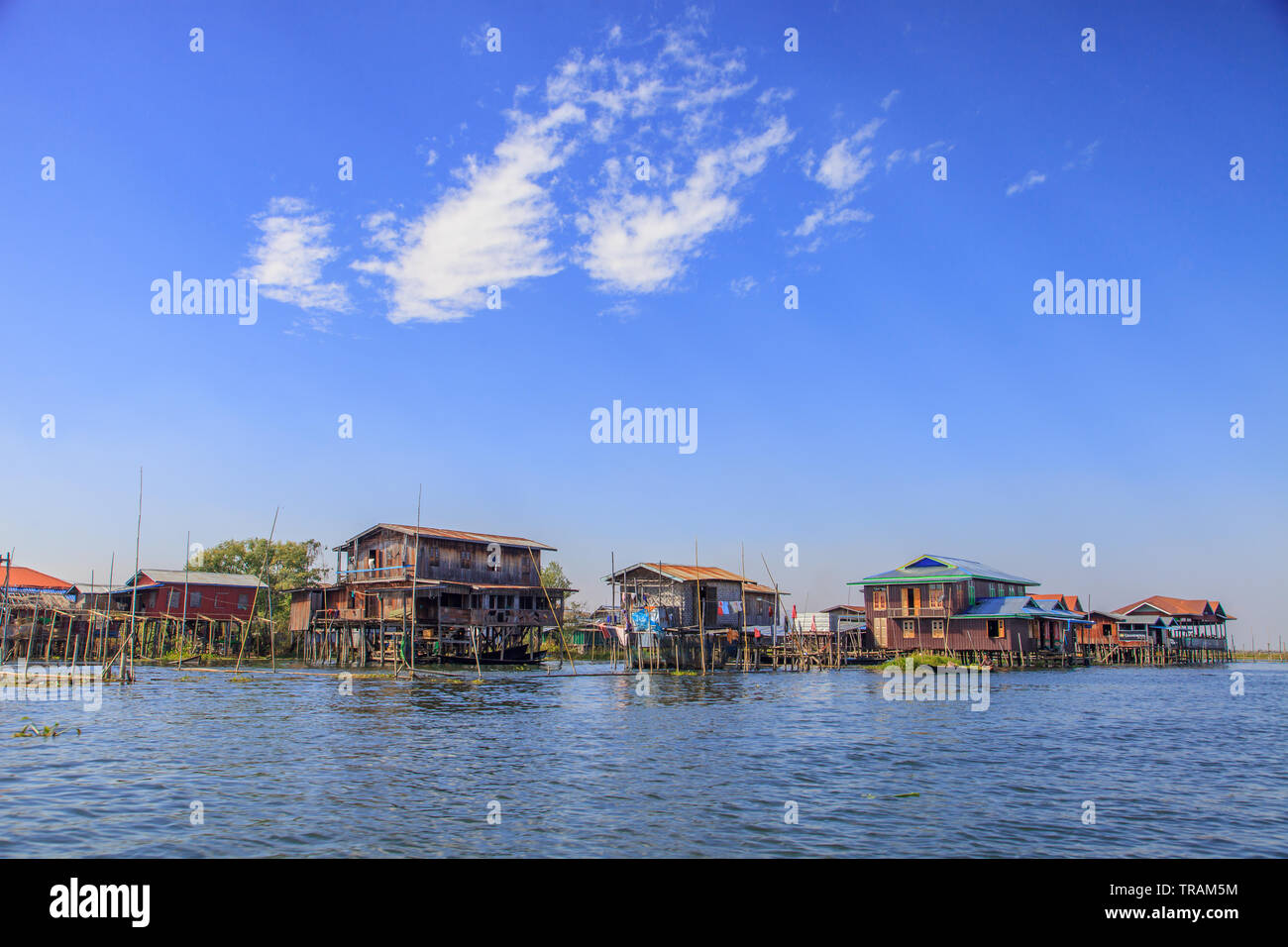 Pueblo flotante en el Lago Inle, Myanmar Foto de stock