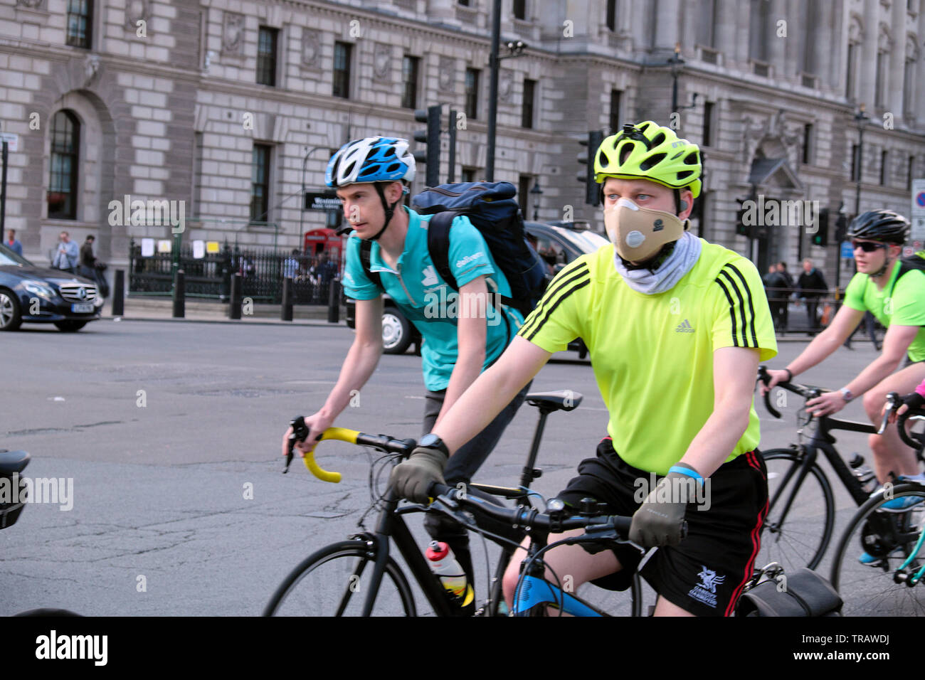 Ciclista vistiendo anti contaminación máscara de recorte del aire partículas tóxicas a casa después de trabajar en bicicleta paseos en bicicleta por casas del Parlamento Westminster en Londres, Gran Bretaña. Foto de stock