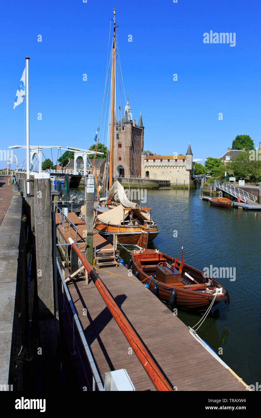 El 15th-century Southern Harbour Gate (Zuidhavenpoort) con puente levadizo y antiguo puerto en Zierikzee Zeeland (Holanda), Foto de stock