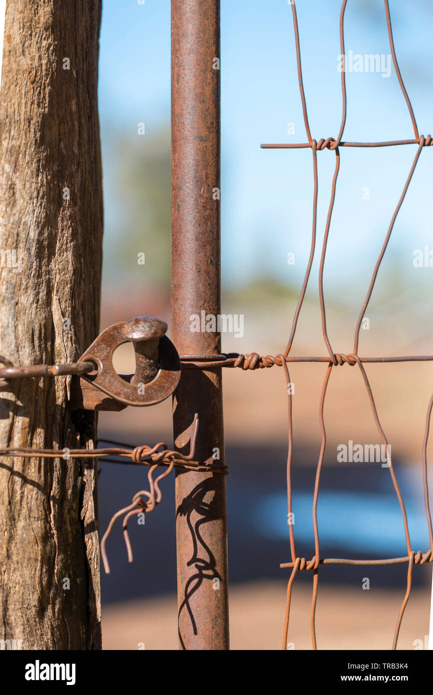 Un viejo pestillo puerta cadena de eslabones asegura un portón de hierro a  una vieja valla de madera puesto en una granja en Australia Fotografía de  stock - Alamy