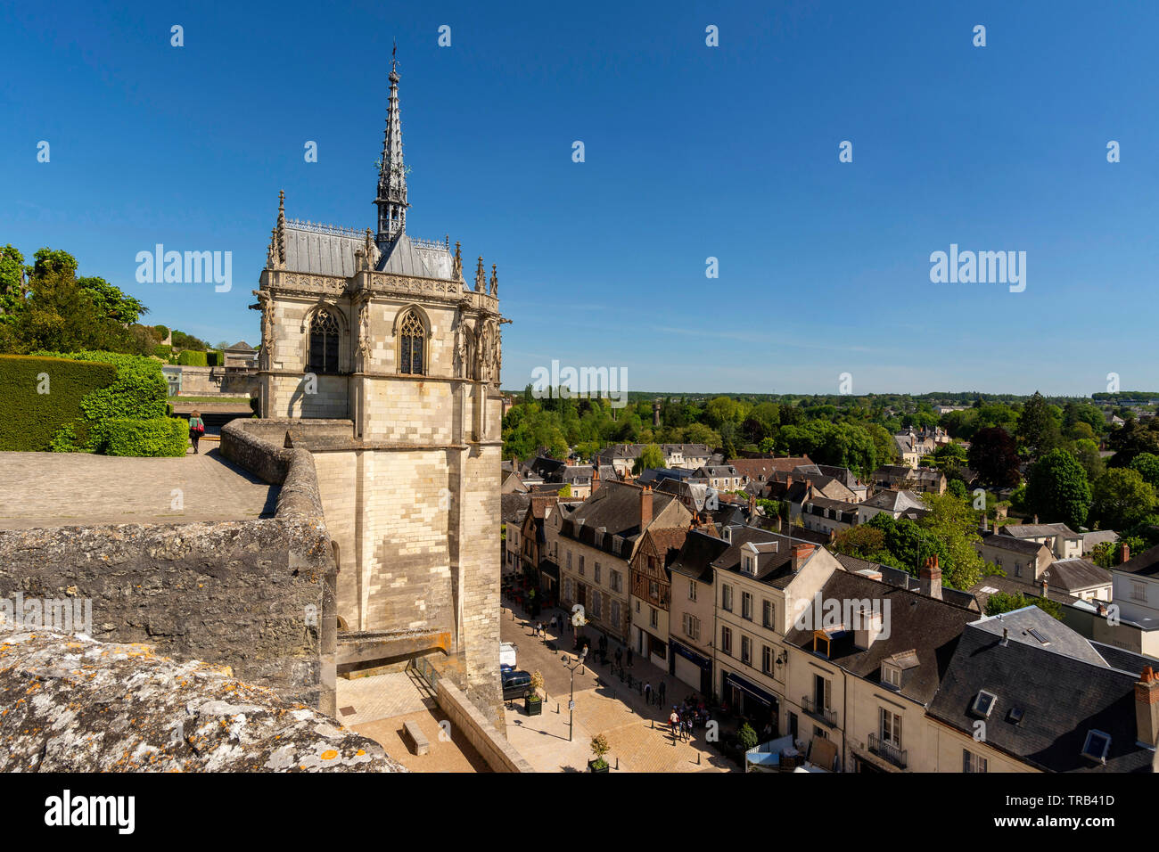 Vista de la ciudad de Amboise y Saint Hubert capilla gótica, tumba de Leonardo Da Vinci, Valle del Loira, Indre et Loire, Centro Val de Loire, Francia Foto de stock