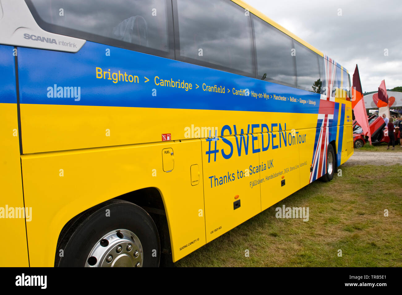 Embajada de Suecia en viaje en autobús amarillo y azul en Hay Festival Hay en Wye Powys Wales Reino Unido Foto de stock