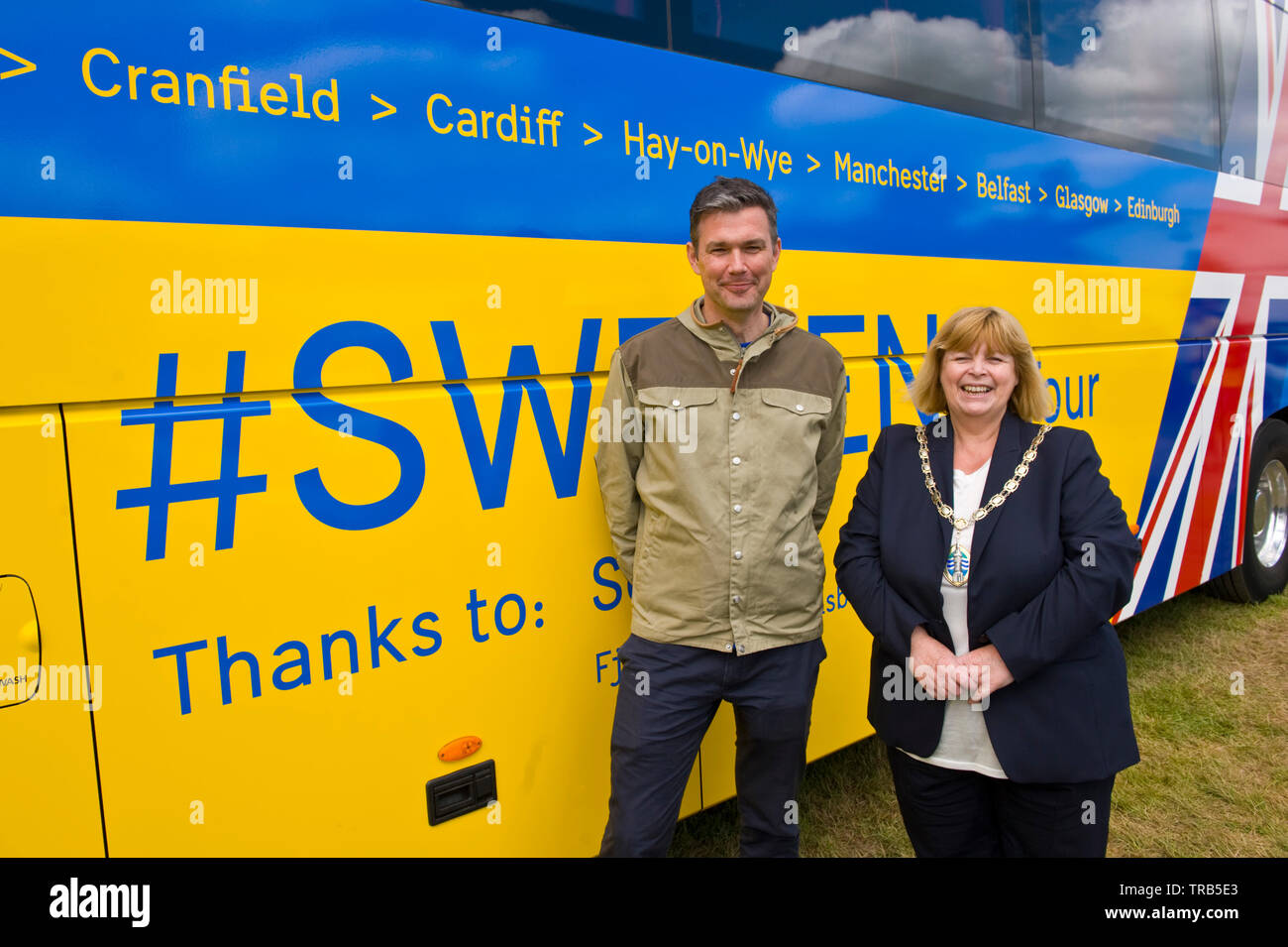 Embajada de Suecia el tour en el Festival del heno heno en Wye Gales Powys UK Ambasssador Él Señor Torbjorn Sohlstrom con el Alcalde de heno en Wye Councillor Trudy Stedman Foto de stock