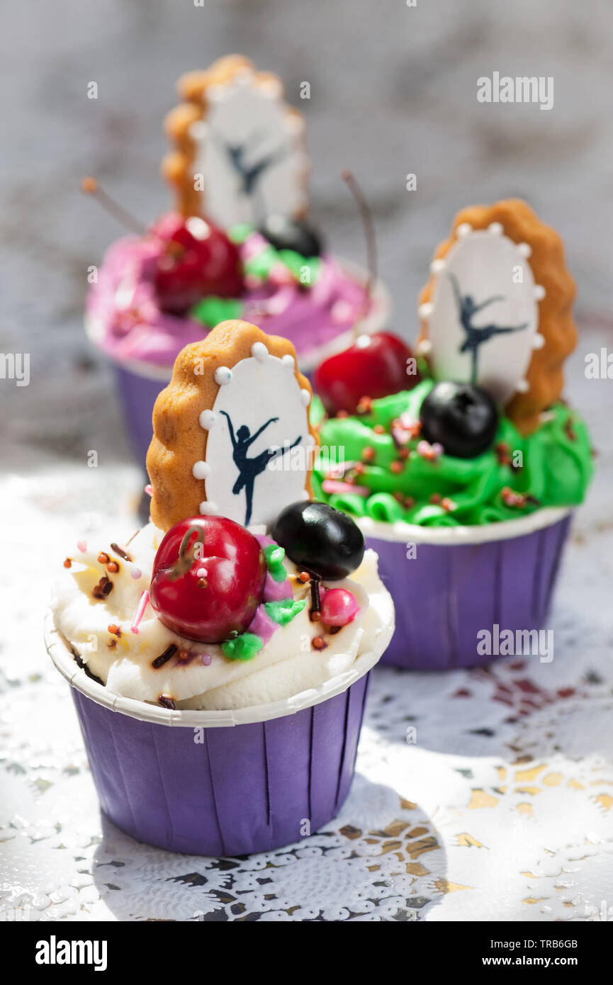 Cupcakes con bayas y gingerbread decorativos Foto de stock