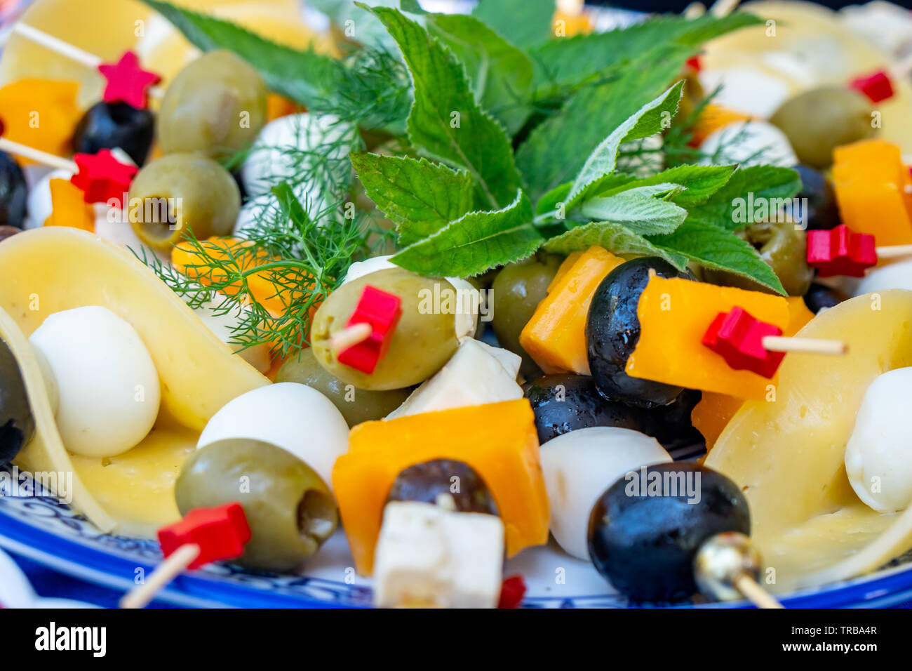 Ensaladas de frutas y verduras con olivos, queso y otros ingredientes. La  comida saludable Fotografía de stock - Alamy