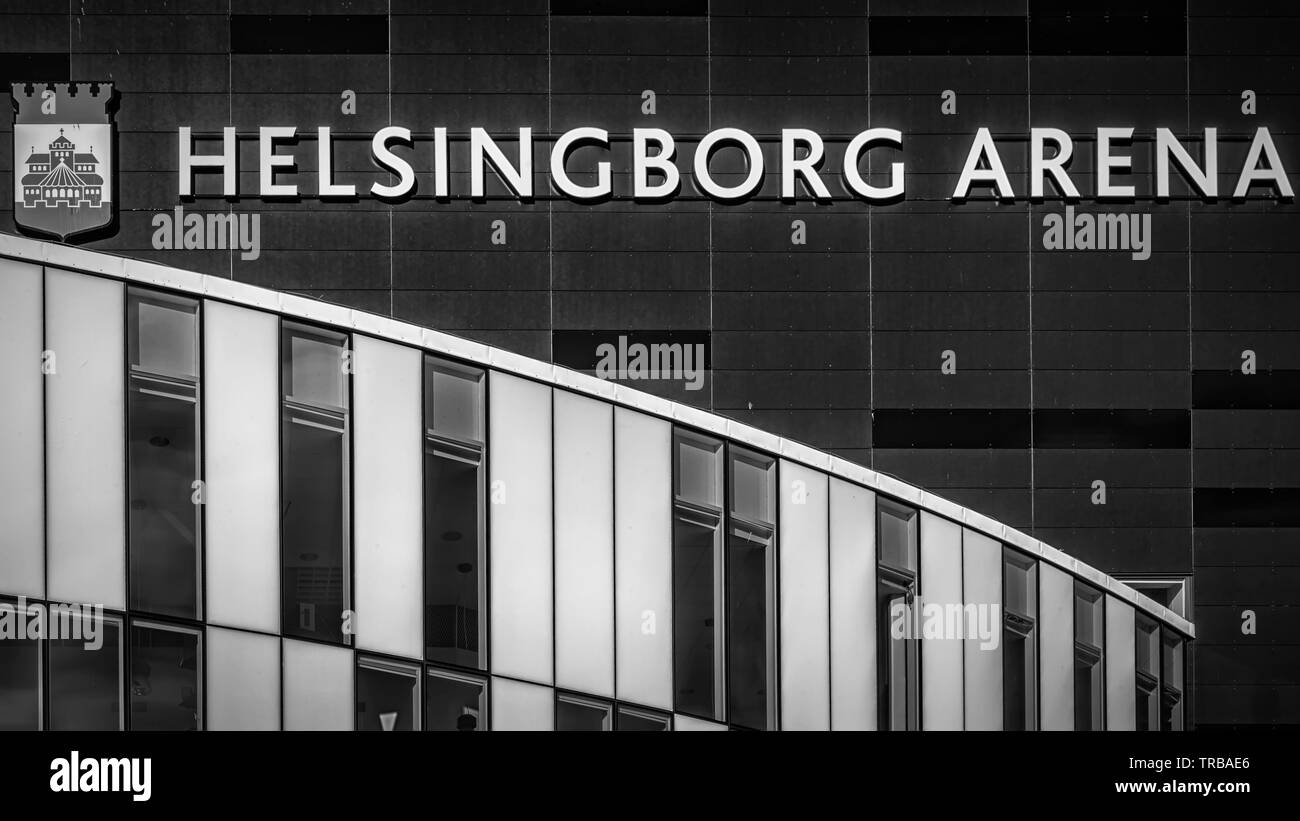 HELSINGBORG, SUECIA - 28 de mayo de 2019: Un blanco y negro fino arte fotografía del Helsingborg arena uno de los nuevos edificios de arquitectura moderna fou Foto de stock