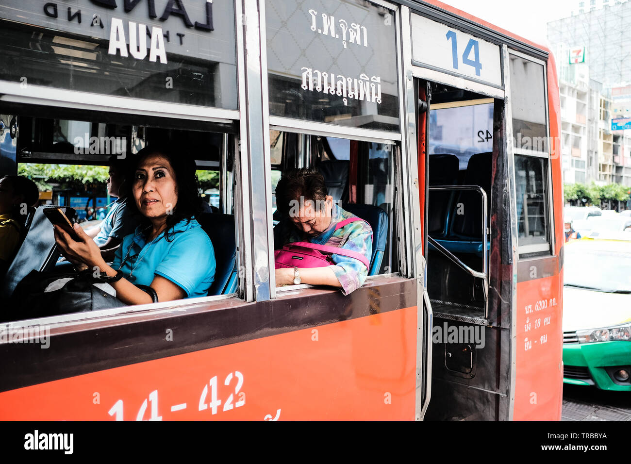 Mujeres tailandesas locales dormidas en un autobús en Bangkok, Tailandia Foto de stock
