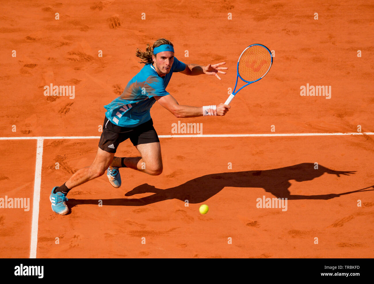 París, Francia, el 2 de junio, 2019, el tenis, el Abierto de Francia, Roland Garros, Stefanos Tsitsipas (GRE) en acción contra Wawrinka (SUI) Foto: Henk Koster/tennisimages.com Foto de stock