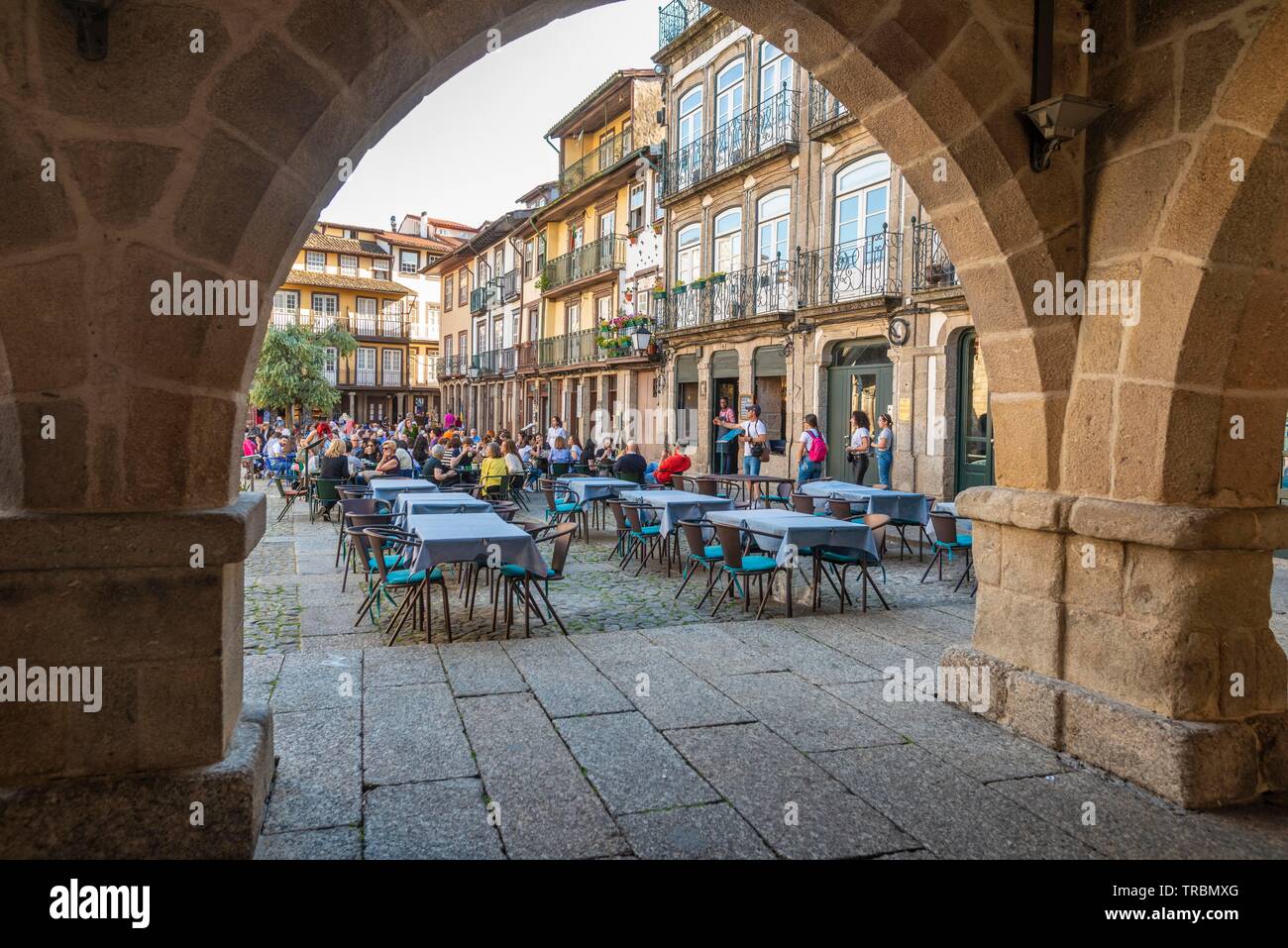Guimaraes, Portugal. La plaza largo de Oliveira, llena de restaurantes, es uno de los puntos clave del centro histórico Foto de stock