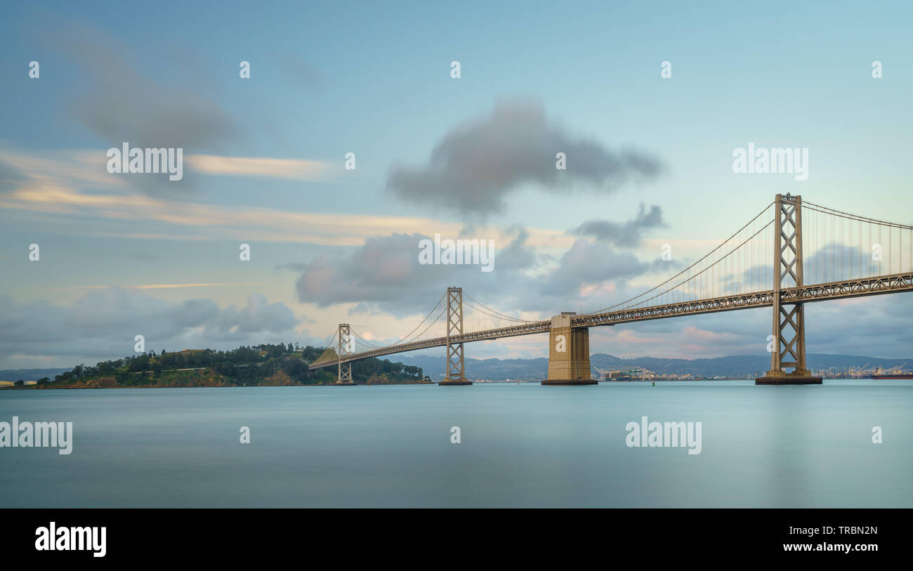 Puente de la bahía se encuentra en California, EE.UU., y conecta San Francisco y Oakland. Su construcción finalizó en 1936 y es uno de los principales lugares de interés de Foto de stock