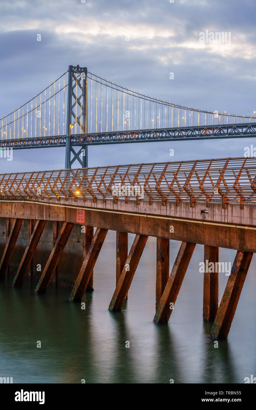 Puente de la bahía se encuentra en California, EE.UU., y conecta San Francisco y Oakland. Su construcción finalizó en 1936 y es uno de los principales lugares de interés de Foto de stock
