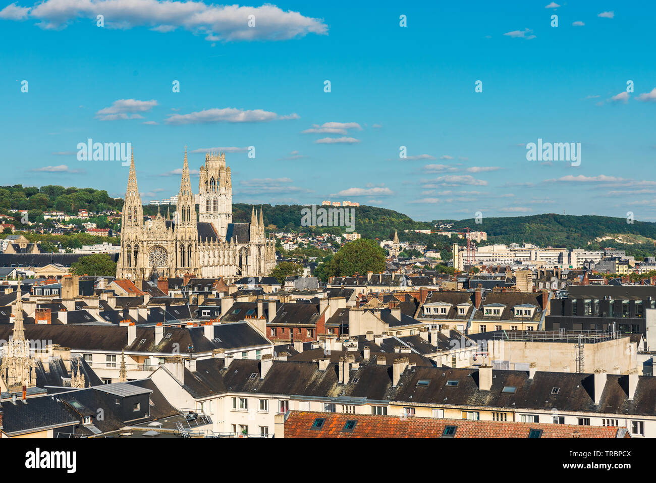 Vista panorámica de la ciudad vieja Desde Rouen Gros-Horloge o la torre del reloj y la catedral y a los tejados de negro, Normandía, Francia en día soleado Foto de stock