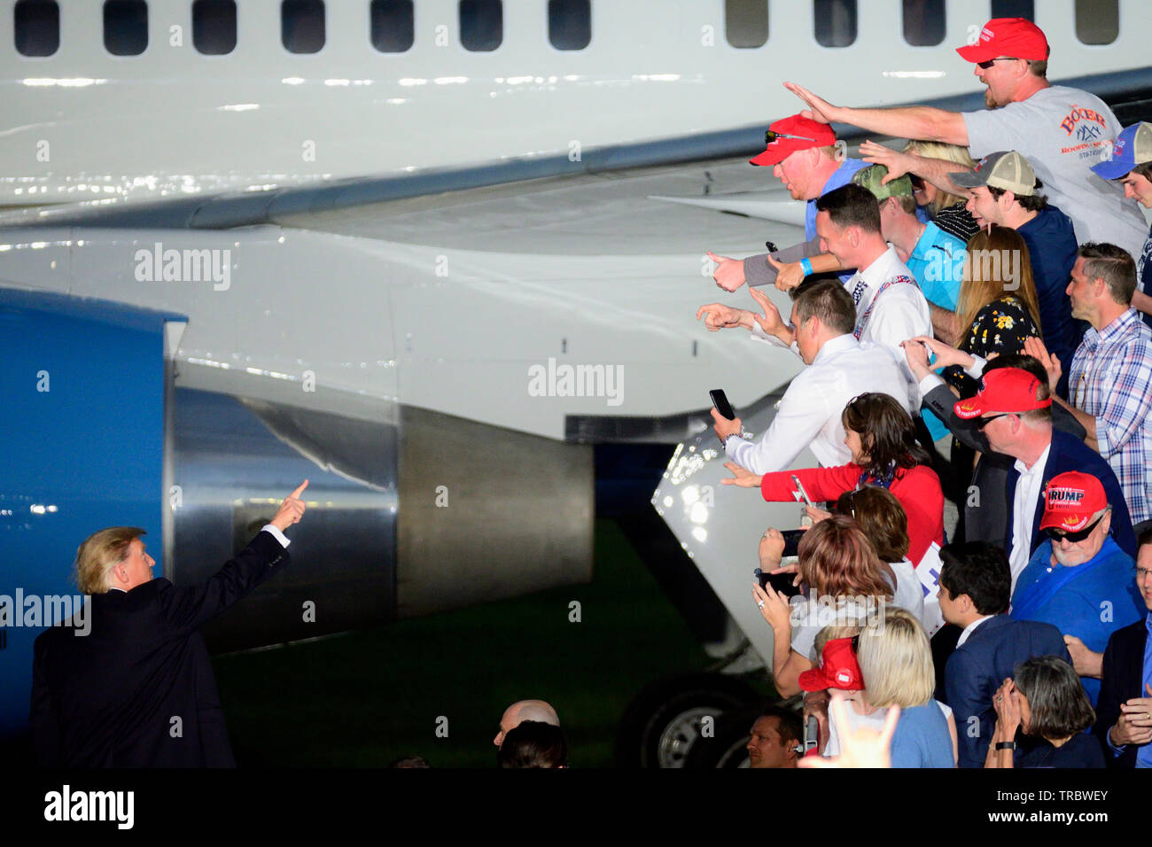 El Presidente de EEUU, Donald J. Trump saluda a sus partidarios al embarque  un C-32 Air Force One tras la celebración de una manifestación en Málaga  Montoursville, PA el 20 de mayo