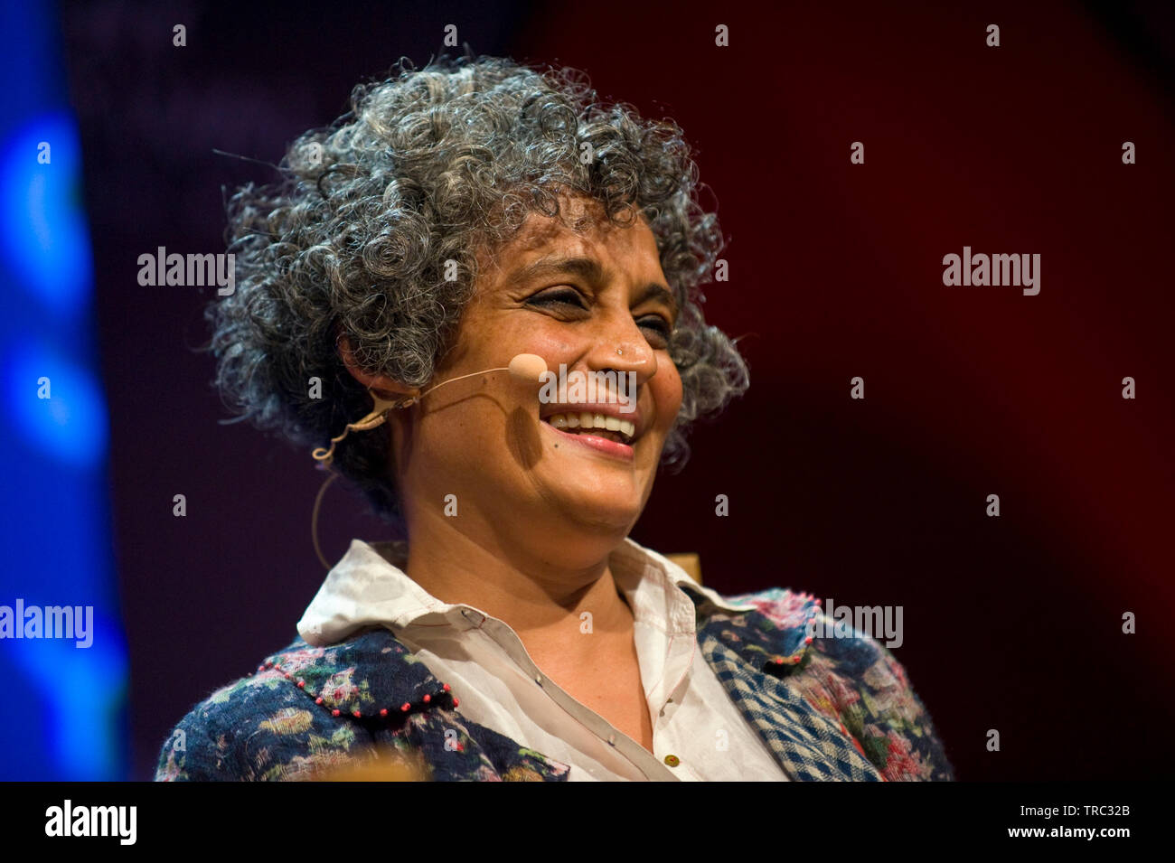 Arundhati Roy autor indio retratada en Festival de heno heno en Wye Gales Powys UK Foto de stock