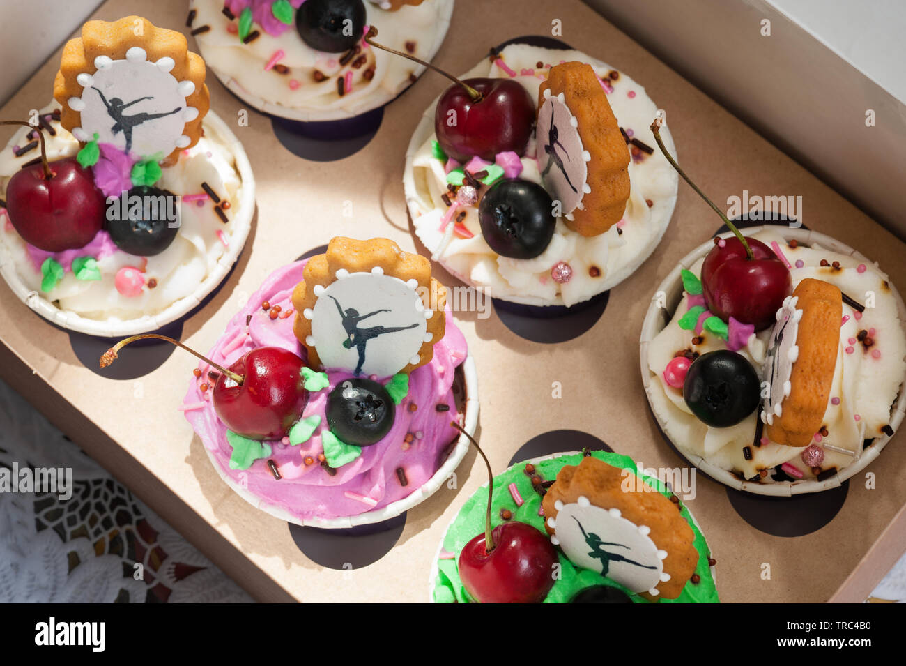 Cupcakes con bayas y gingerbread decorativos Foto de stock