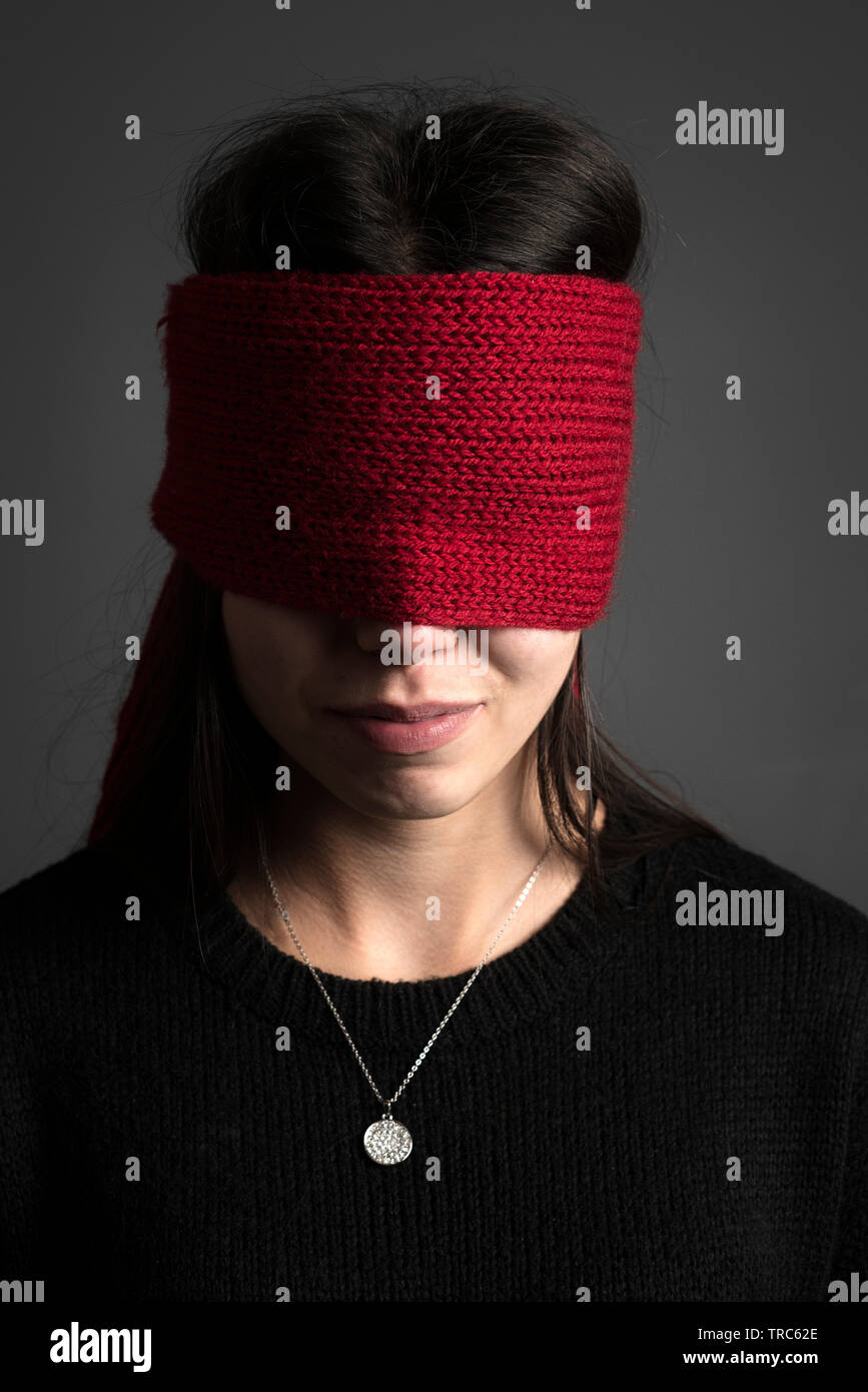 Chica joven con los ojos vendados -cabeza y hombros. Foto de stock