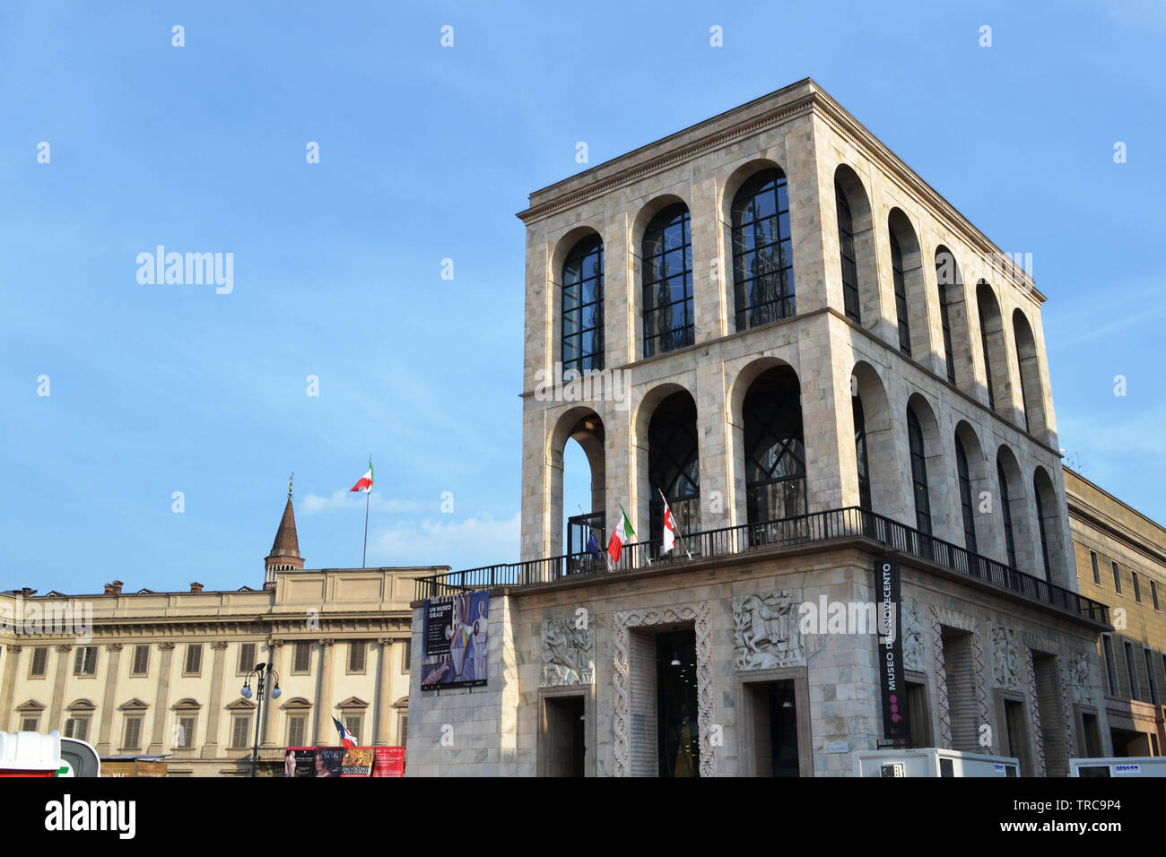 Milan/Italia - Junio 1, 2015: Vista del Palacio Real y el museo del siglo XIX en la plaza del Duomo, en un día soleado de verano. Foto de stock