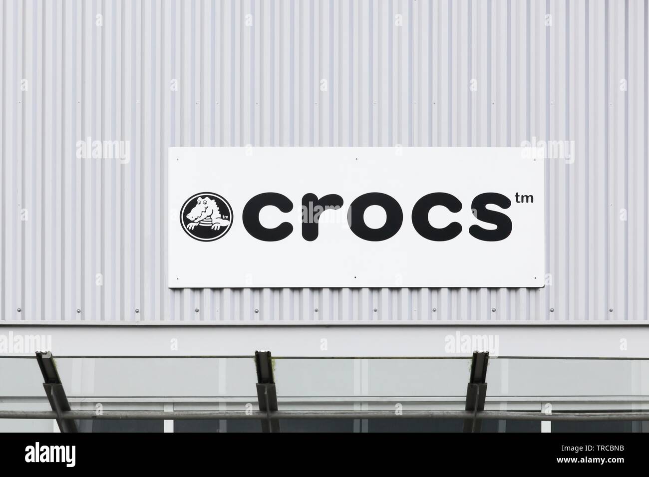 Bremen, Alemania - July 2, 2017: Crocs logotipo en una pared. Crocs, Inc.  es una compañía americana, con sede en Niwot, Colorado, que distribuye una  espuma taponan zapato Fotografía de stock - Alamy