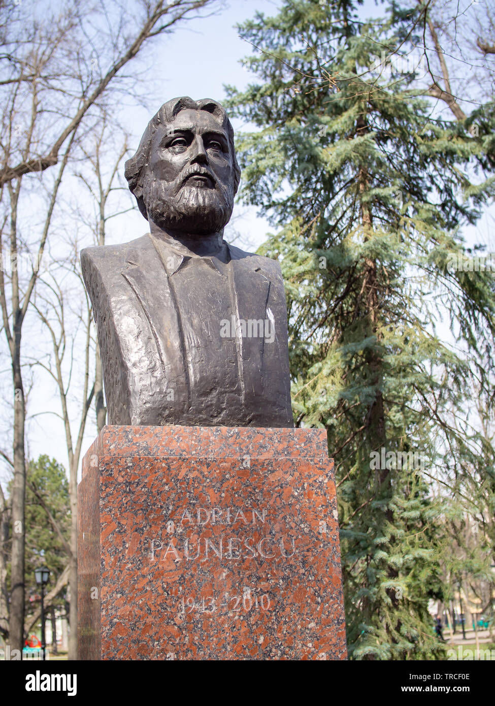 CHISINAU, Moldova, 21 de marzo de 2019: Adrian Paunescu busto en el Callejón de los clásicos Foto de stock