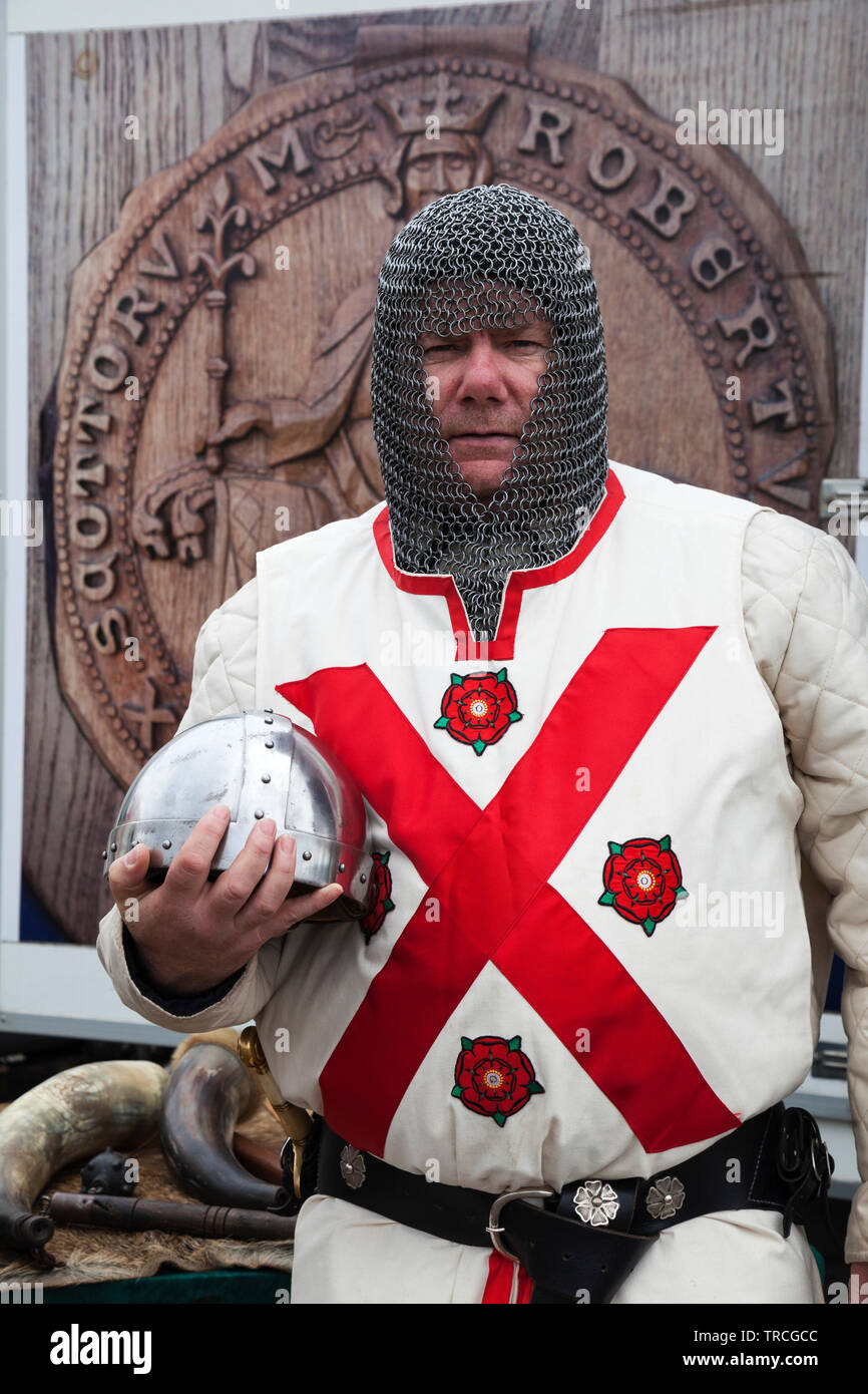 Reenactor vestido como el Rey Robert Bruce en el Helensburgh y Lomond Highland Games, Argyll, Escocia Foto de stock