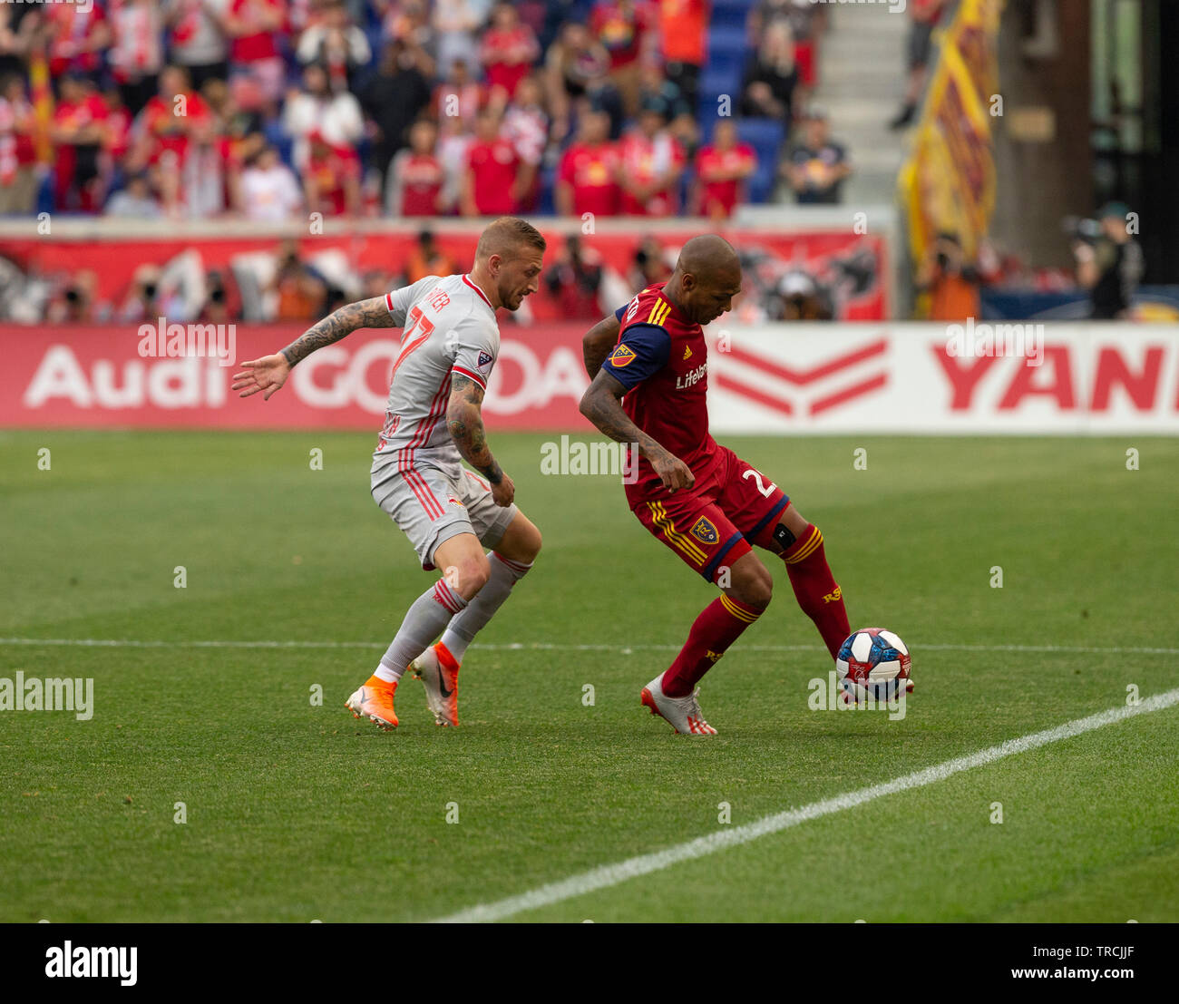 Harrison, NJ - Junio 1, 2019: Everton Luiz (25), del Real Salt Lake controla el balón durante el partido de la MLS ordinario contra el Red Bulls en Red Bull Arena Red Bulls ganó 4 - 0 Foto de stock