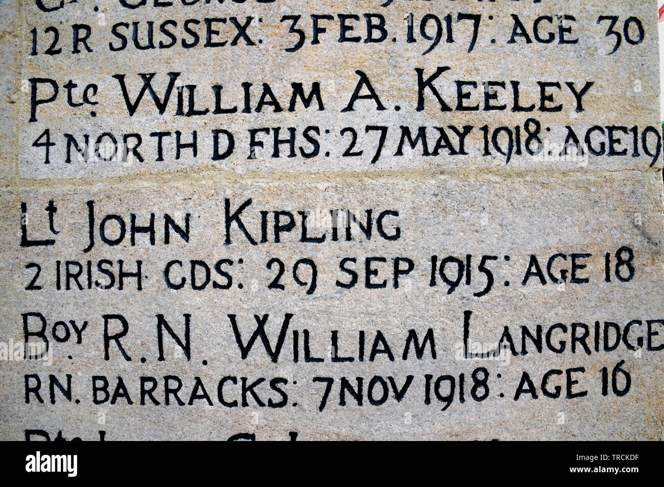 El nombre del Teniente John Kipling, hijo de Rudyard Kipling, en el  monumento a los caídos en la guerra en la aldea de Burwash East Sussex  Fotografía de stock - Alamy