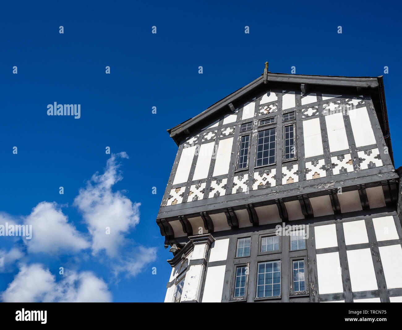 En blanco y negro enmarcadas de madera simulacros edificio Tudor con voladizo con frontones. Foto de stock