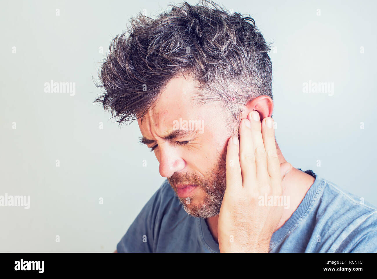 Hombre con dolor de oído está celebrando su dolor de oído dolor corporal concepto Foto de stock