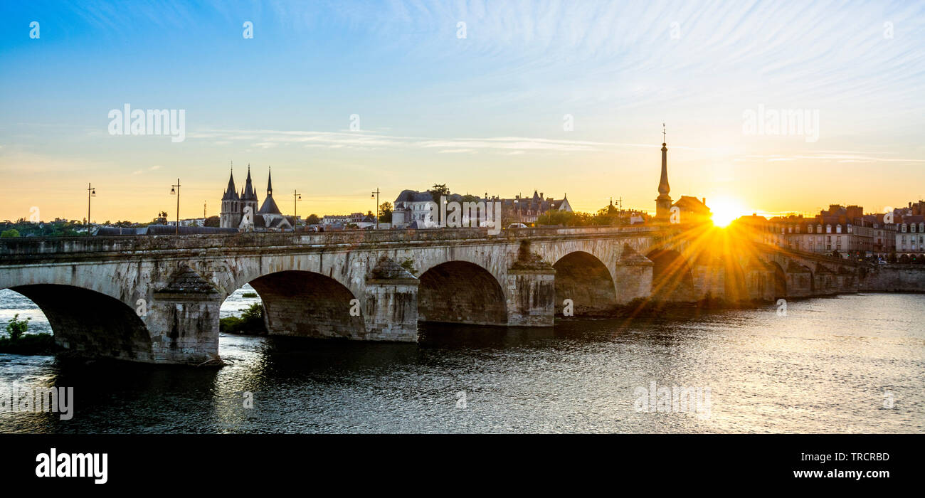 Ver en el puente Jacques Gabriel y de la ciudad de Blois al atardecer , Loir-et-Cher, Center-Val departamento de Loire, Francia, Europa Foto de stock