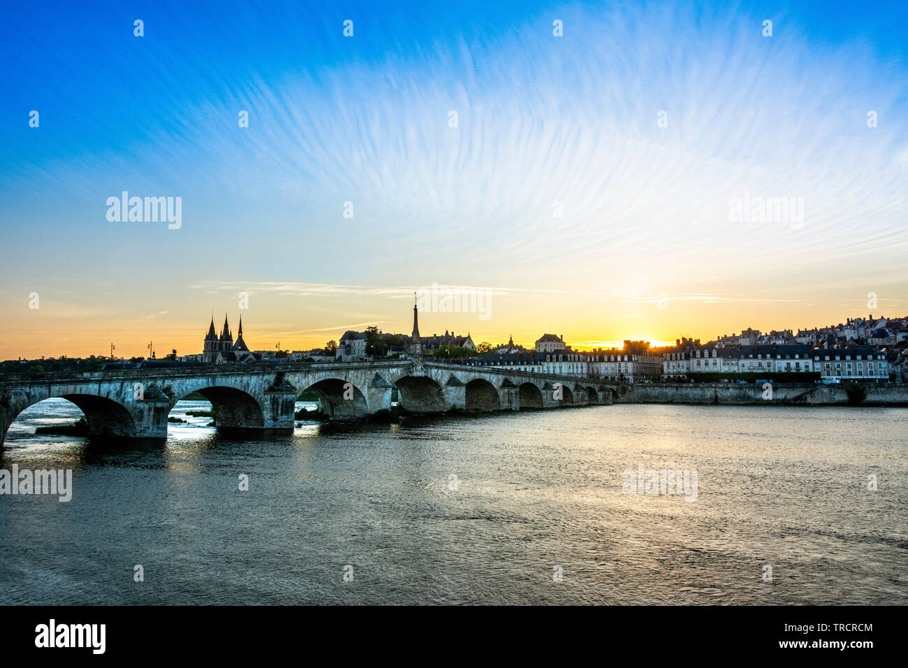 Ver en el puente Jacques Gabriel y de la ciudad de Blois al atardecer , Loir-et-Cher, Center-Val departamento de Loire, Francia, Europa Foto de stock