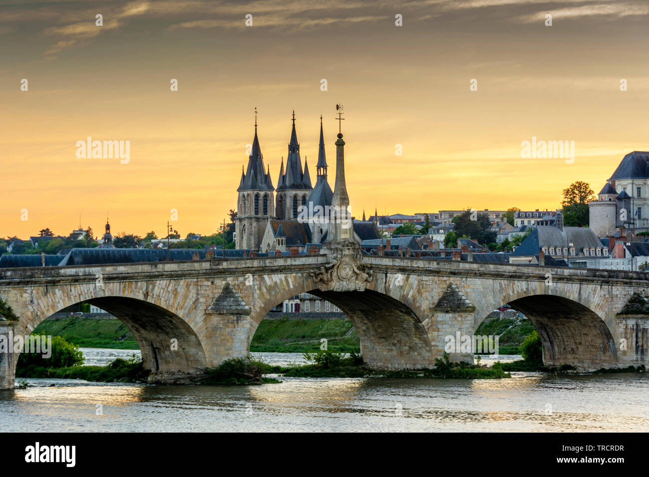 Ver en el puente Jacques Gabriel y de la ciudad de Blois al atardecer , Loir-et-Cher, Center-Val departamento de Loire, Francia, Europa Foto de stock