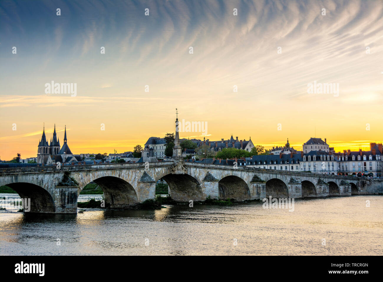 Ver en el puente Jacques Gabriel y de la ciudad de Blois al atardecer , Loir-et-Cher, Center-Val departamento de Loire, Francia, Europa Foto de stock