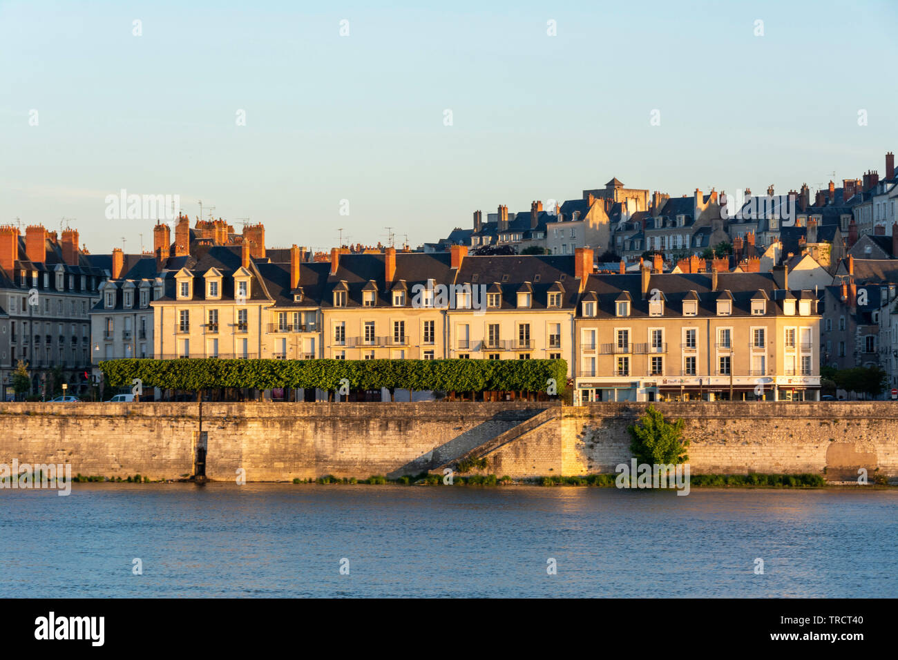 El Loira y la ciudad de Blois, Loir-et-Cher, Center-Val departamento de Loire, Francia, Europa Foto de stock