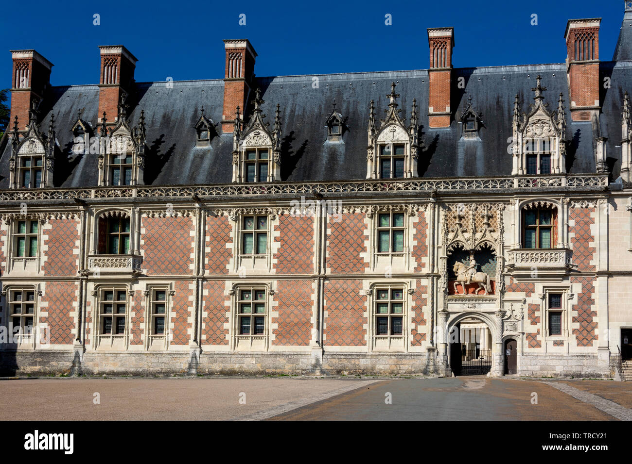 La estatua ecuestre de Luis XII en la entrada del castillo de Blois, Blois, Loir-et-Cher, Center-Val departamento de Loire, Francia, Europa Foto de stock