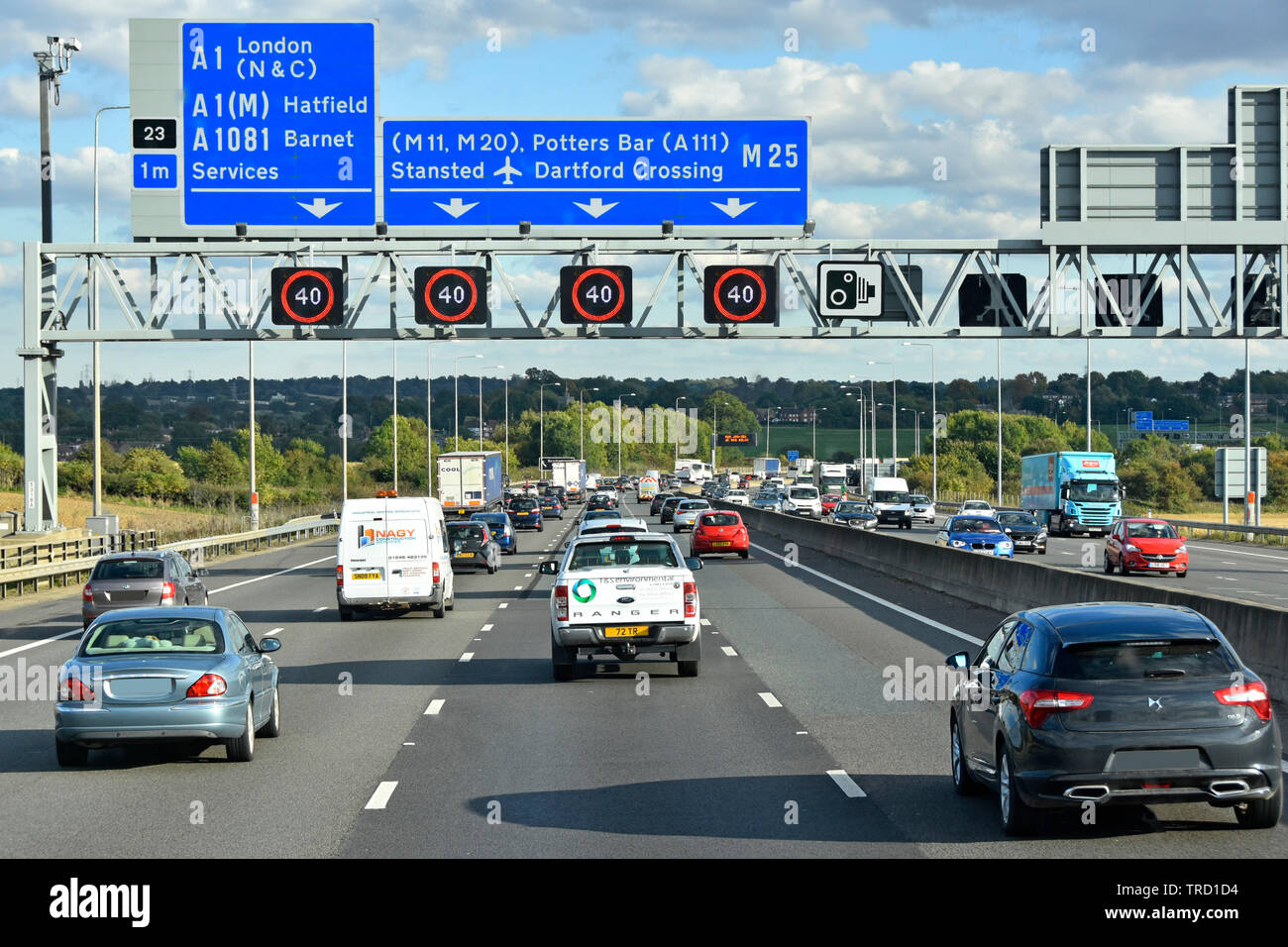 Viernes PM rush hour traffic autopista M25 & Ruta azul cartel de sobrecarga electrónica gantry signos de velocidad variable fijado en 40 MPH Londres England Reino Unido Foto de stock