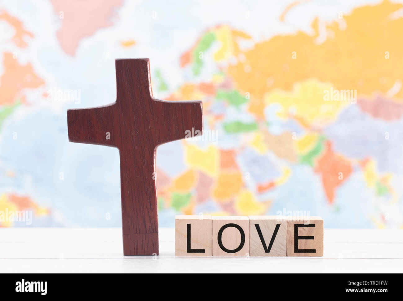 El amor y la cruz de Cristo con el mundo en el fondo Fotografía de stock -  Alamy
