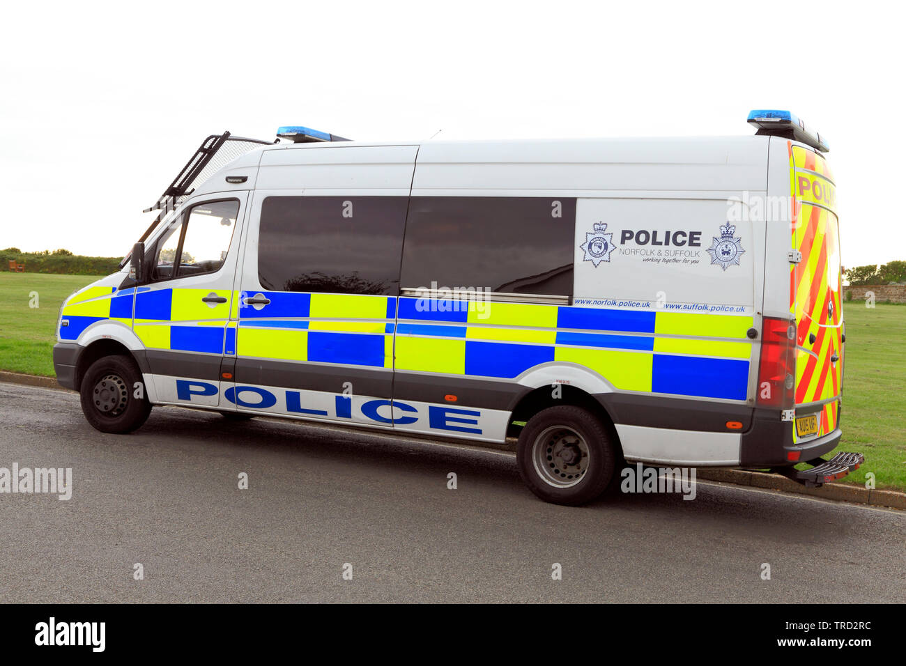Norfolk y Suffolk Constabulary, vehículo de policía, fuerzas conjuntas, motín van, protector del parabrisas delantero, REINO UNIDO Foto de stock
