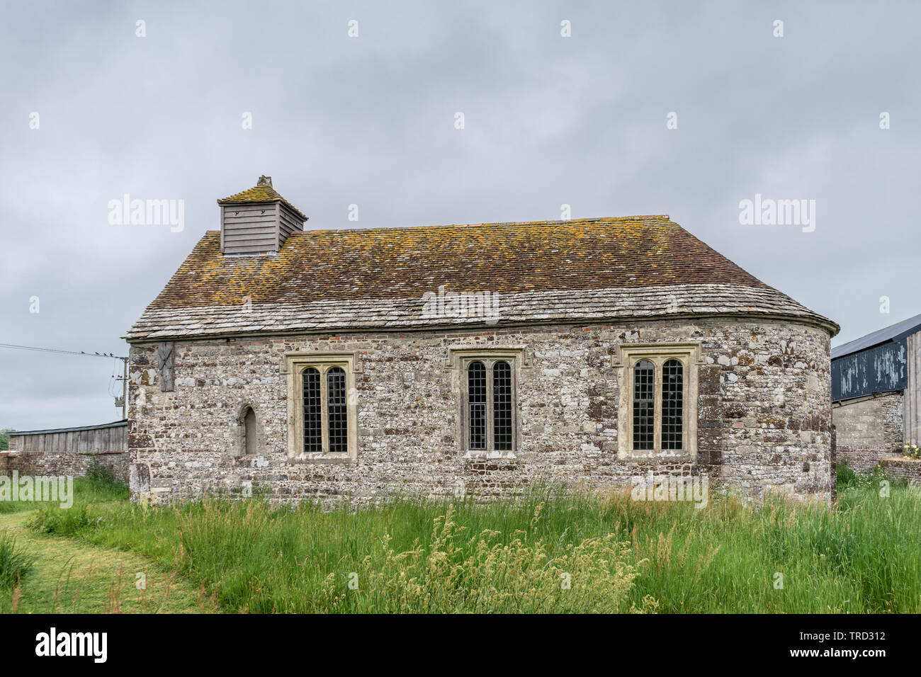 Exterior de la Iglesia de San Andrés en Winterborne Tomson - una pequeña iglesia Normanda, que ahora es redundante y bajo los cuidados del CCT, en Dorset, Reino Unido Foto de stock