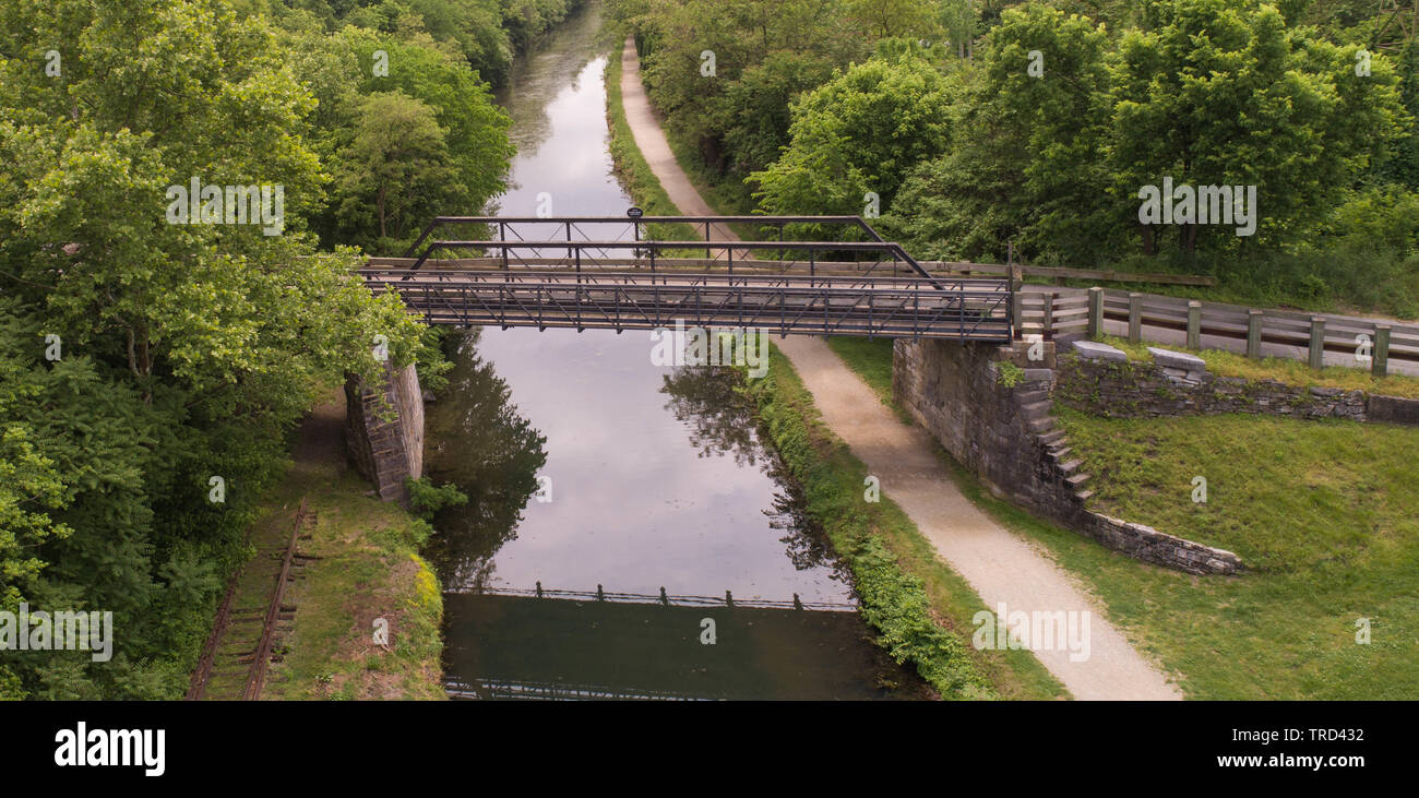 La fotografía aérea Drone Vista Lateral mirando hacia abajo edad histórica Vintage antiguo puente de madera Arquitectura Canal Chesapeake y Ohio, Maryland, EE.UU. Foto de stock